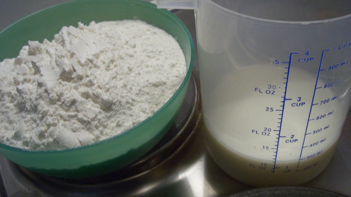 Verre doseur et ingrédients de cuisine pour convertir 60 cl en grammes