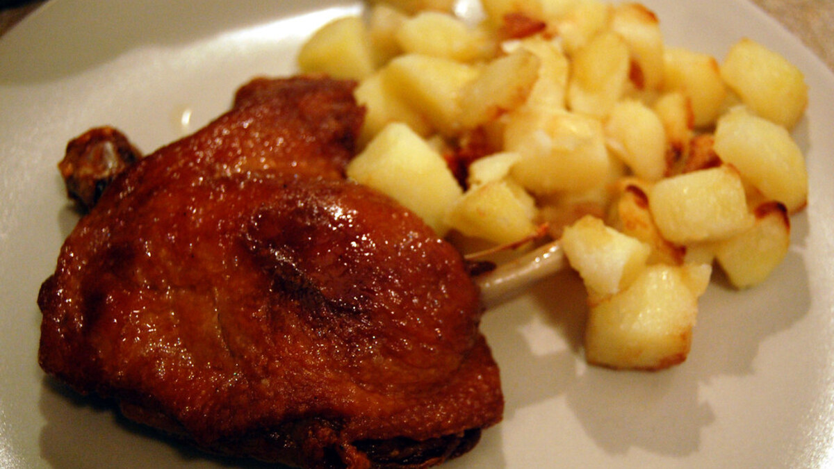 Confit de canard servi avec des pommes de terre, un accompagnement traditionnel