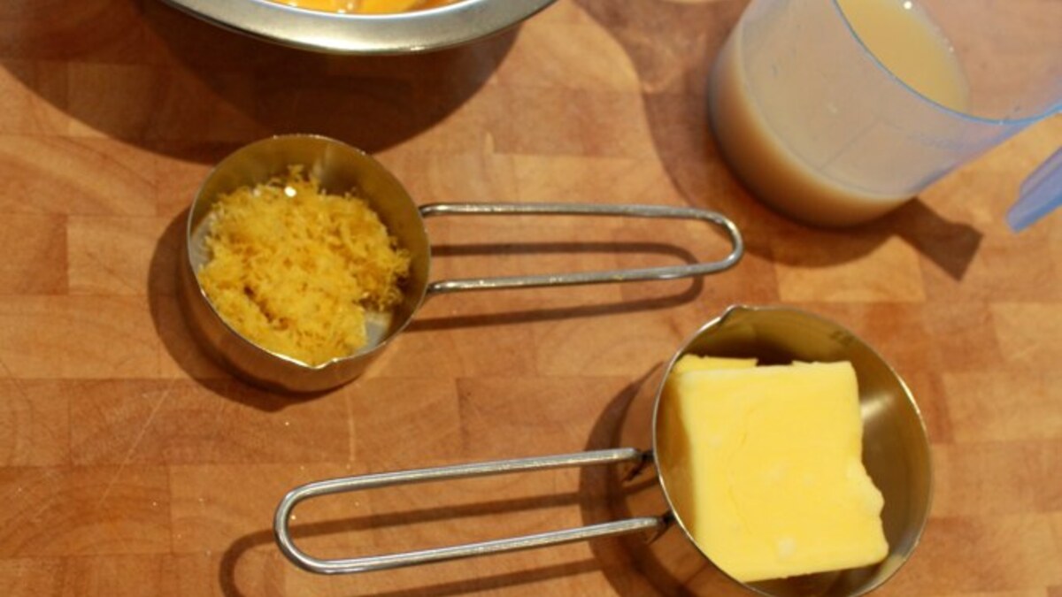 Tasses à mesurer et pichet gradué pour convertir grammes et centilitres en cuisine