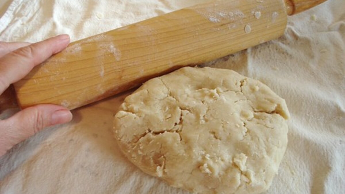 Pâte sablée salée maison avec rouleau à pâtisserie