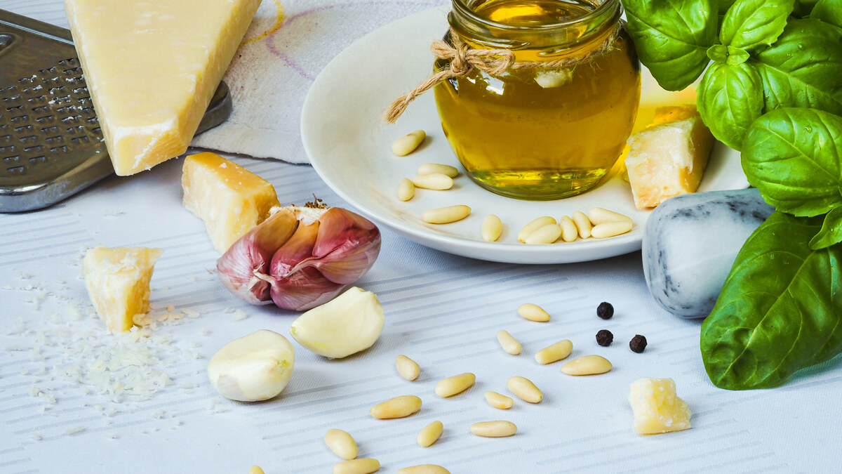 Pesto basilic maison dans un bol avec feuilles de basilic fraîches