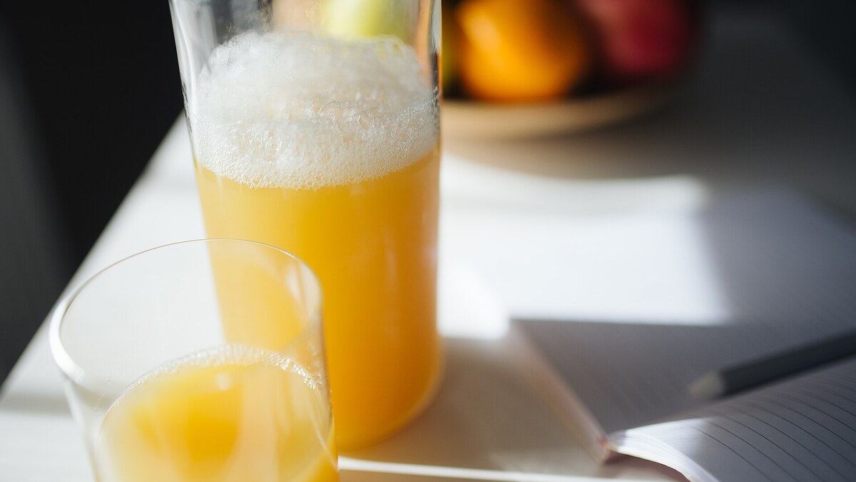 Pichet et verre de boisson fruitée pour une recette de punch sans alcool