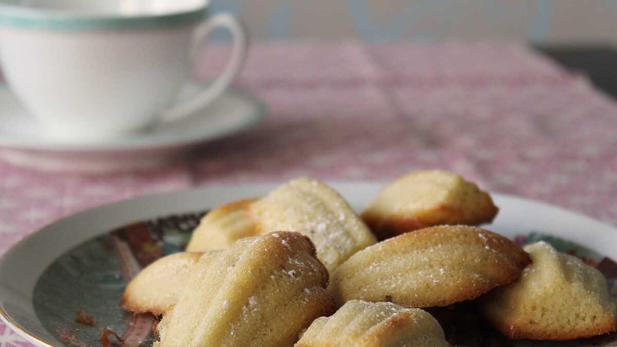 Biscuits madeleine maison dorés dans une assiette