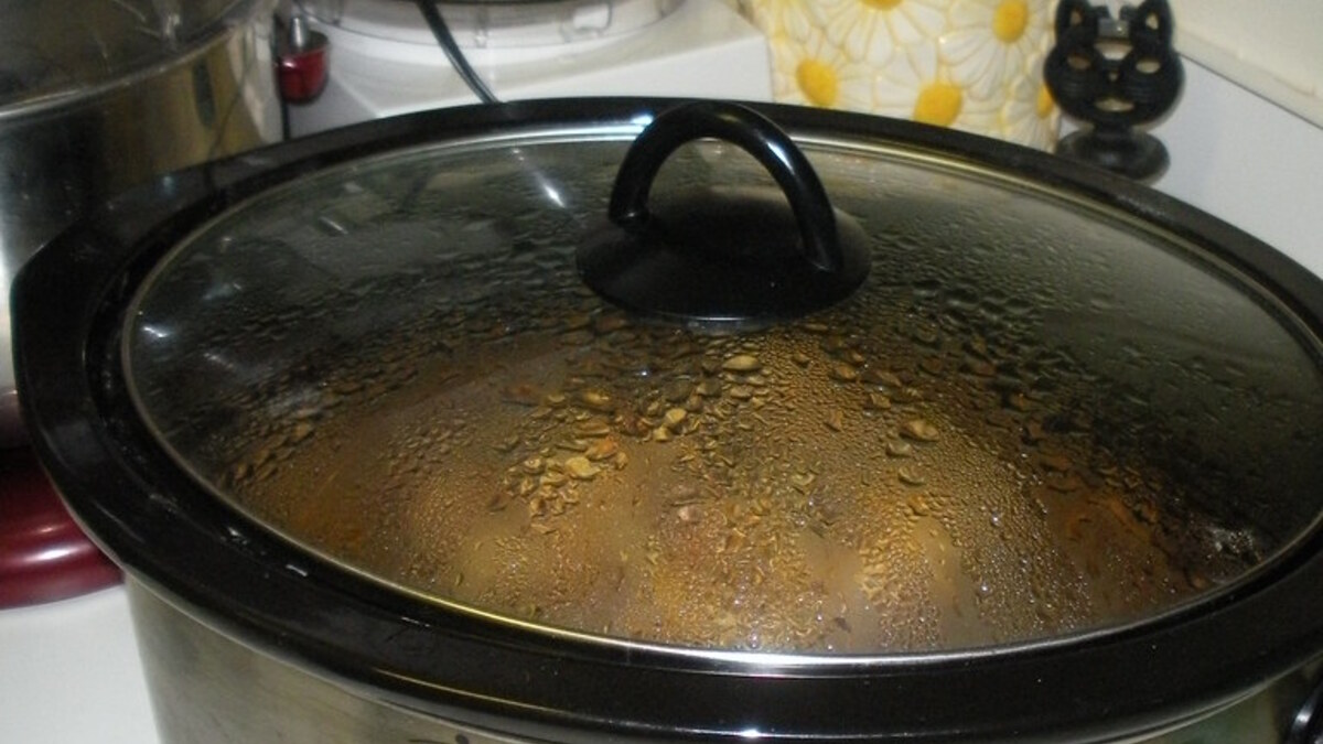 Cuissot de chevreuil rôti servi avec légumes, pour une recette de gibier tendre
