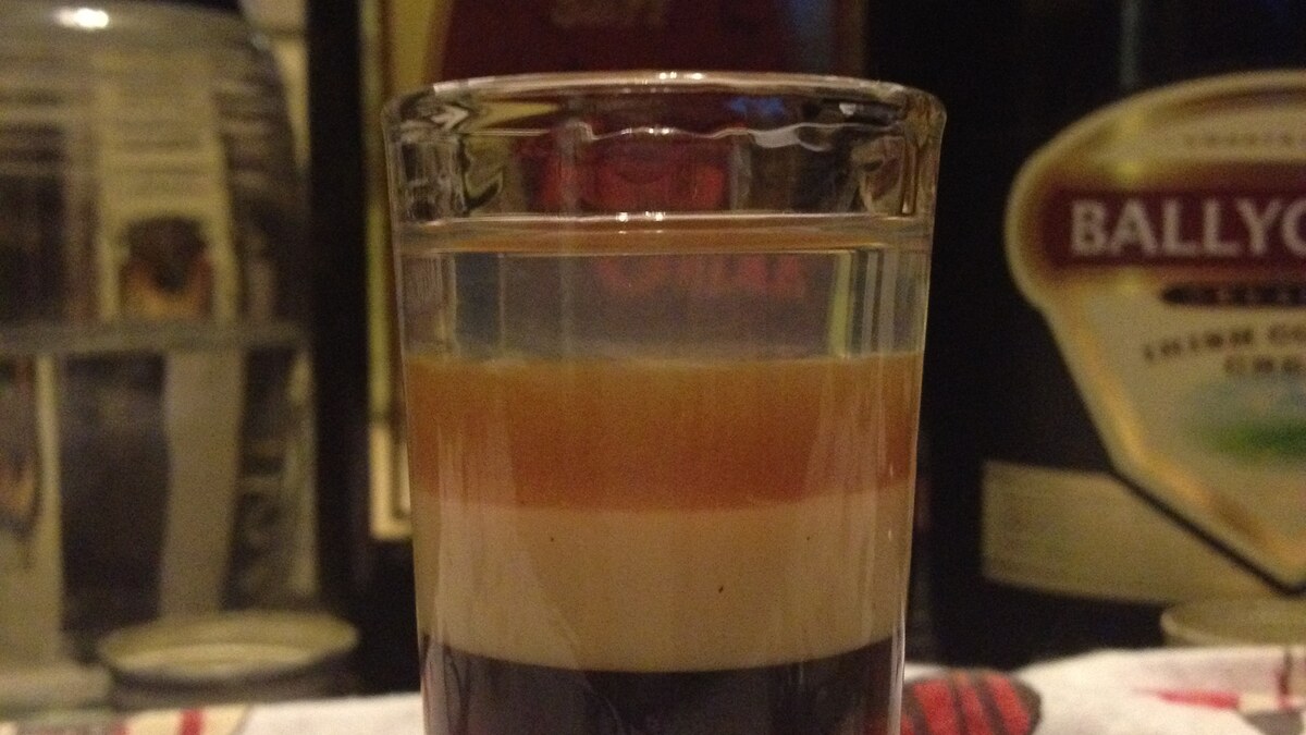 Shooter madeleine amaretto triple sec et jus d’ananas dans un petit verre
