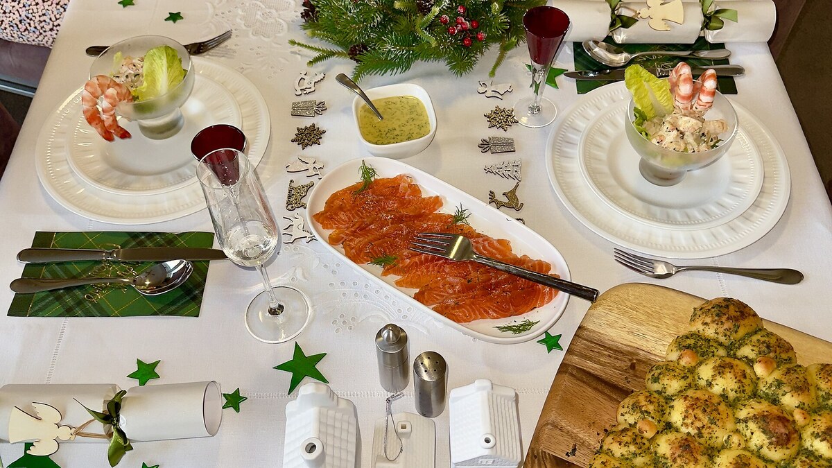 Table dressée avec un repas soigné pour organiser un restaurant maison