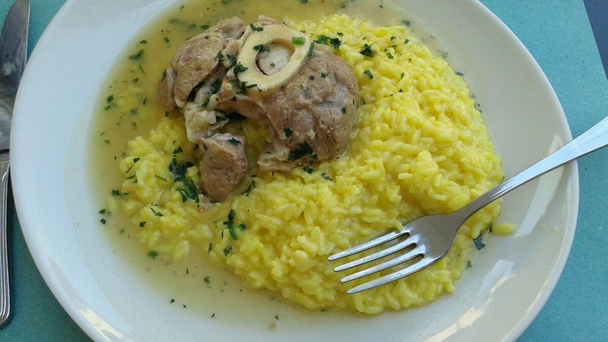 Osso bucco servi avec un risotto jaune au safran, accompagnement classique du plat milanais