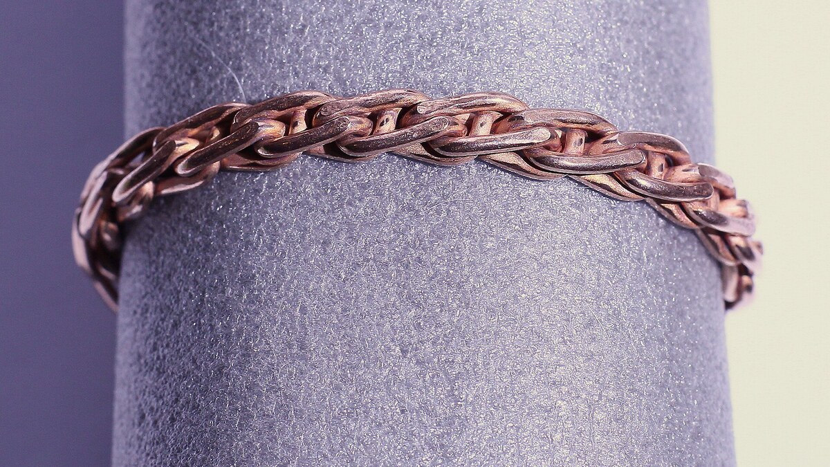 Bracelet en cuivre porté au poignet, symbole de bien-être à utiliser avec prudence