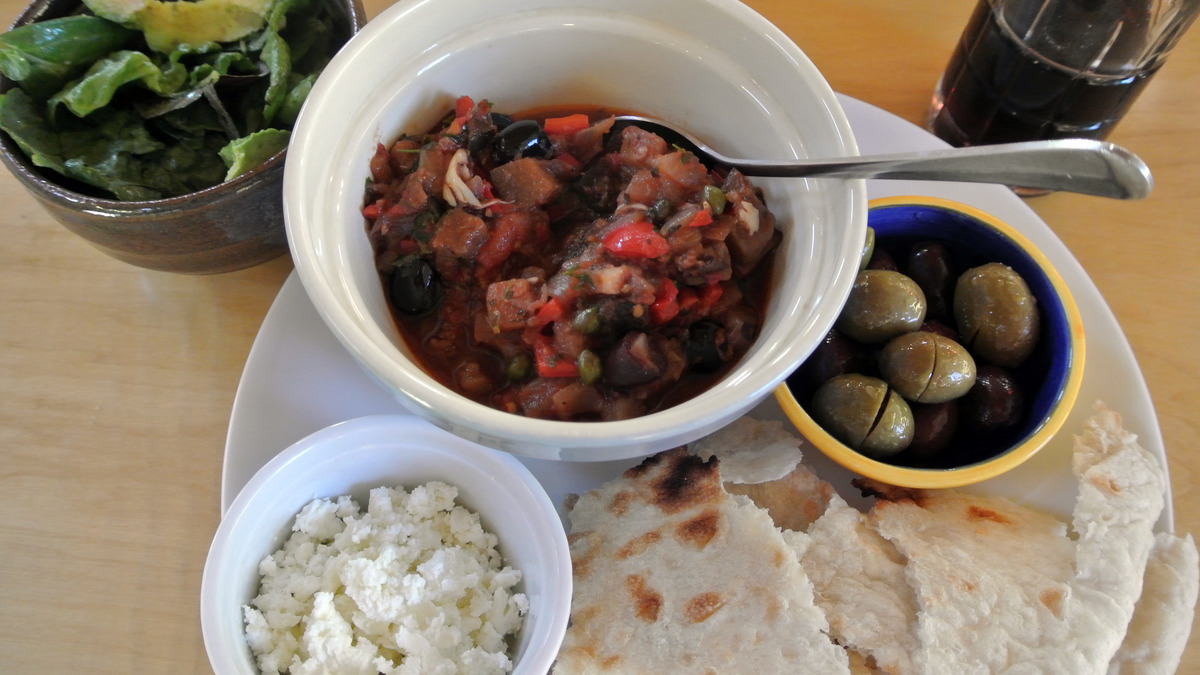 Caponata sicilienne aux aubergines, olives et câpres servie dans un bol