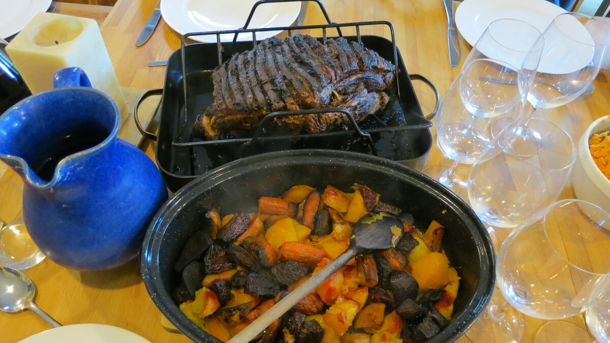 Rôti de porc doré dans un plat avec légumes racines