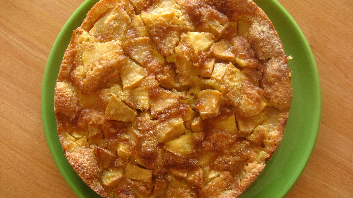 Gâteau flan aux pommes de grand-mère doré et fondant, prêt à servir