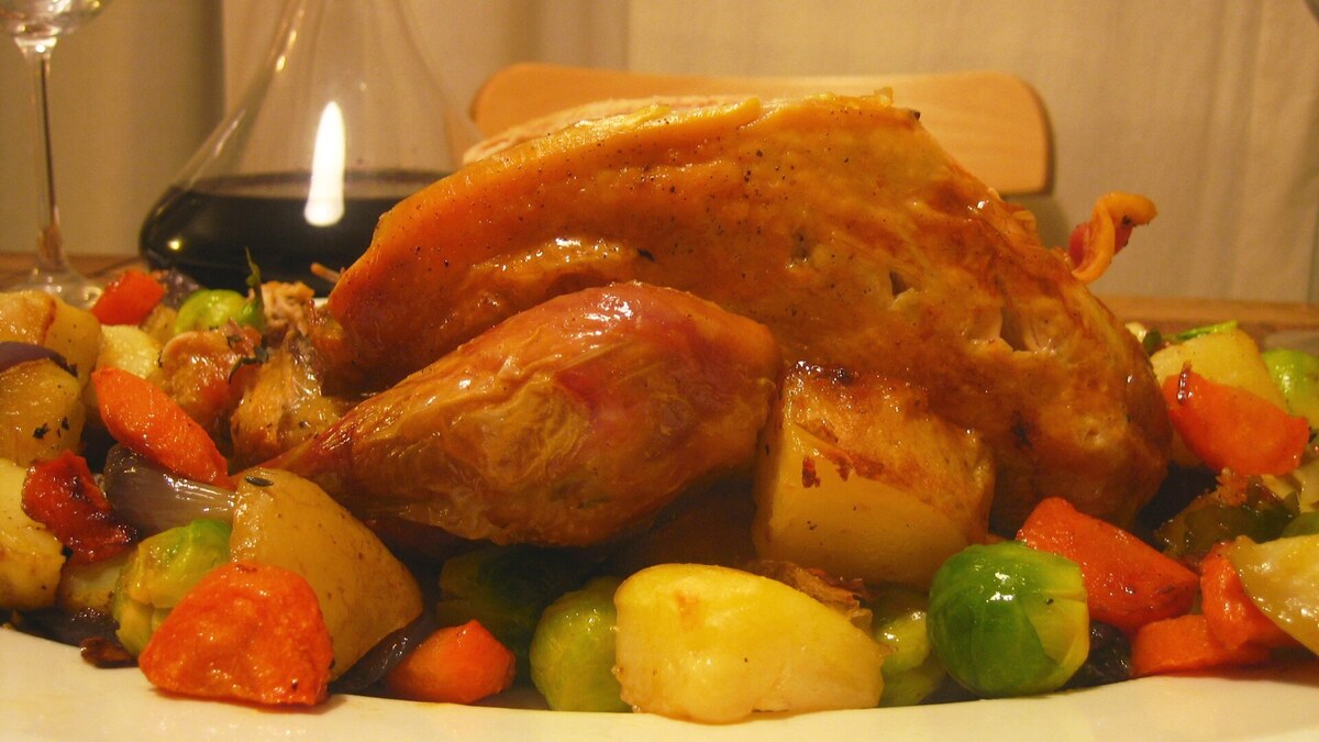 Pintade rôtie façon grand-mère avec jus de cuisson et aromates