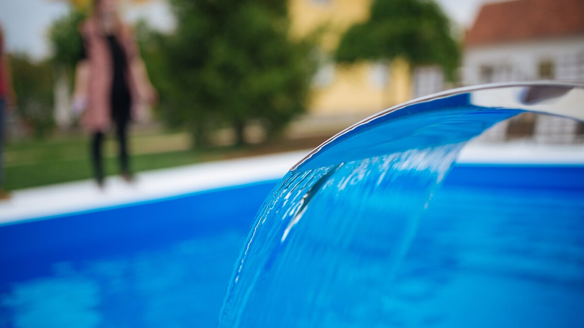 Piscine extérieure avec eau bleue, illustration d’un traitement de piscine au sel