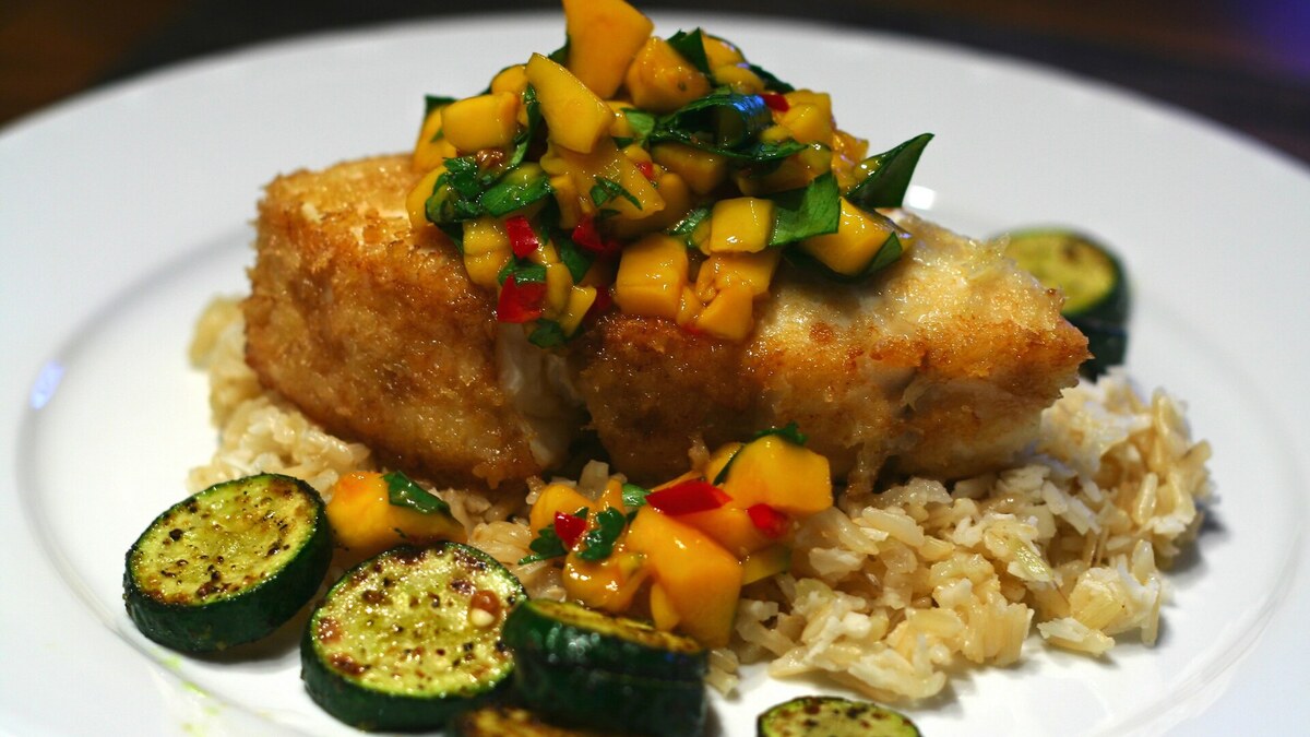 Filet de poisson pané sur riz avec salsa de mangue et courgettes