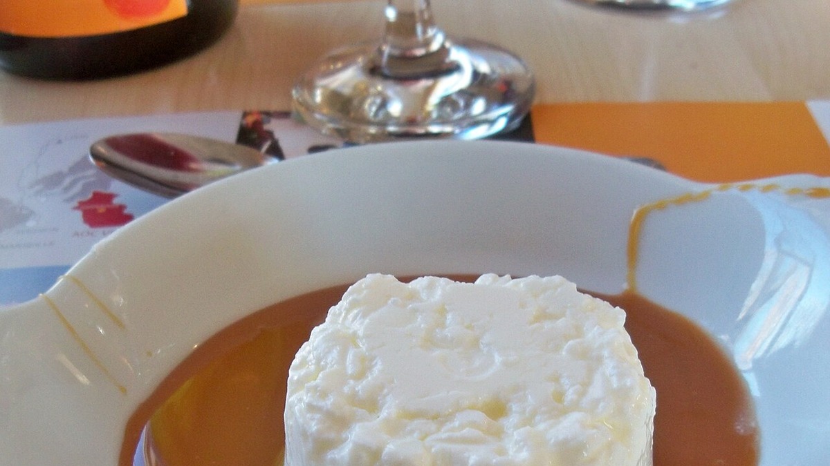 Faisselle nature servie avec un coulis de caramel