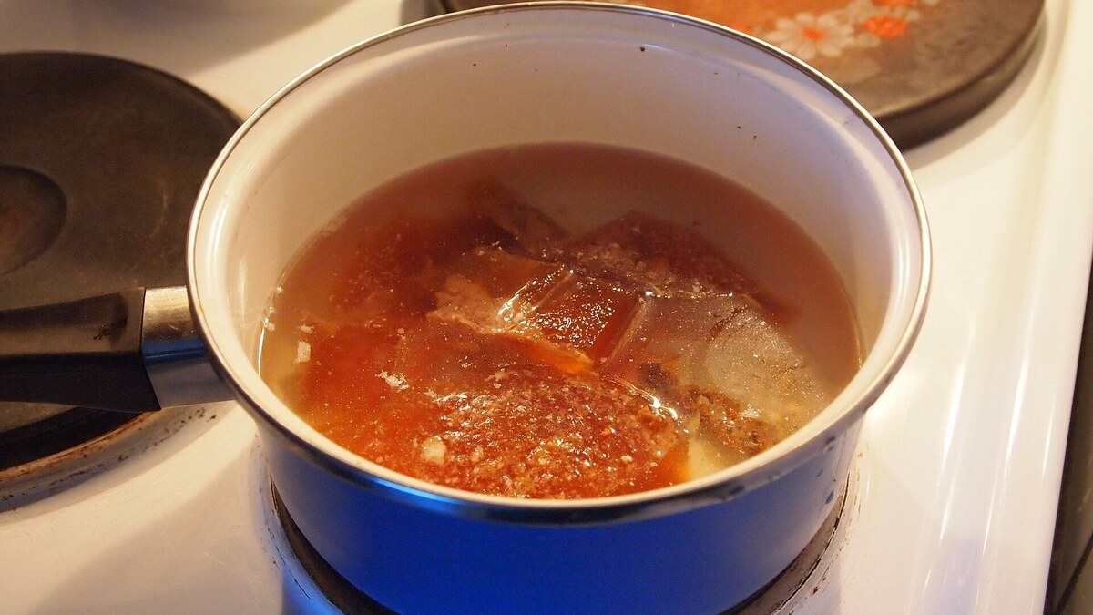 Sauce de fond de veau qui mijote dans une casserole