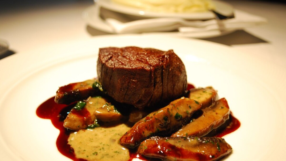 Tournedos de bœuf saisi à la poêle, servi avec une sauce et des légumes
