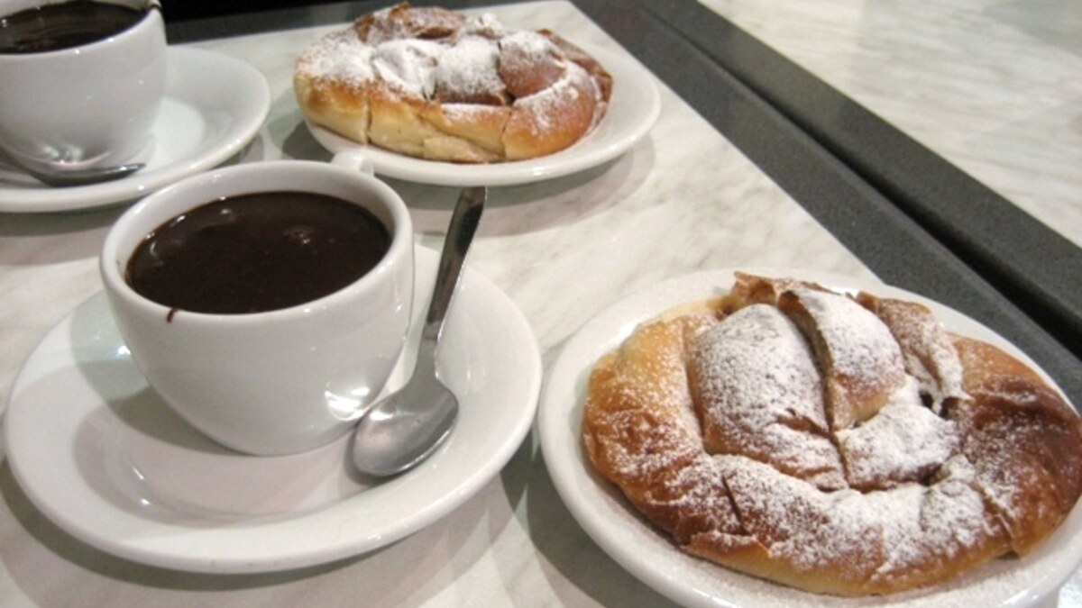 Tasses de chocolat chaud onctueux accompagnées de viennoiseries