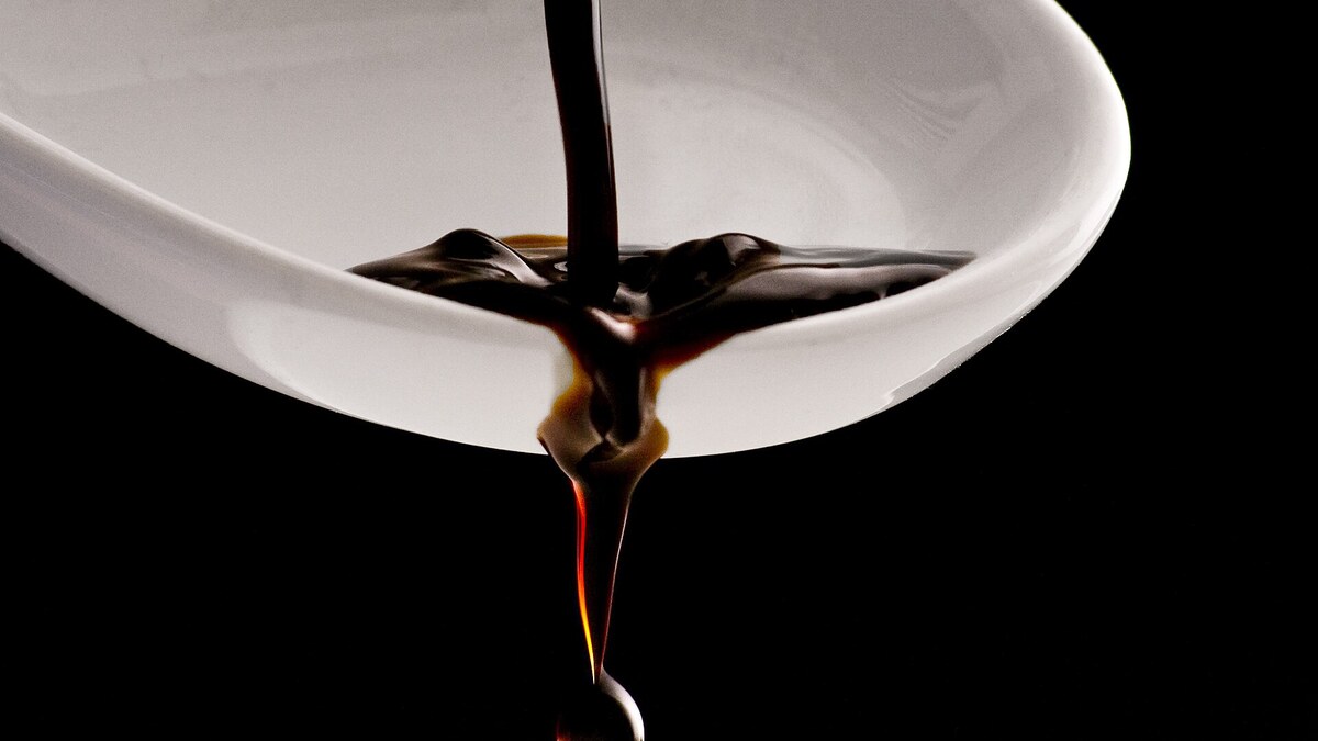 Vinaigre balsamique versé dans un bol blanc, alternative possible à la sauce soja