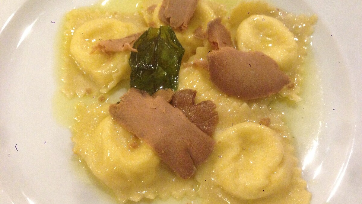 Raviolis crémeux au mascarpone, basilic et copeaux de bottarga