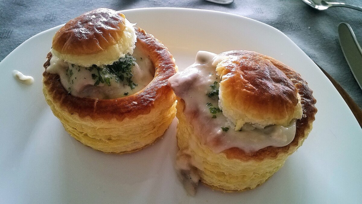 Deux bouchées feuilletées garnies de poulet en sauce crémeuse, pour un vol-au-vent traditionnel
